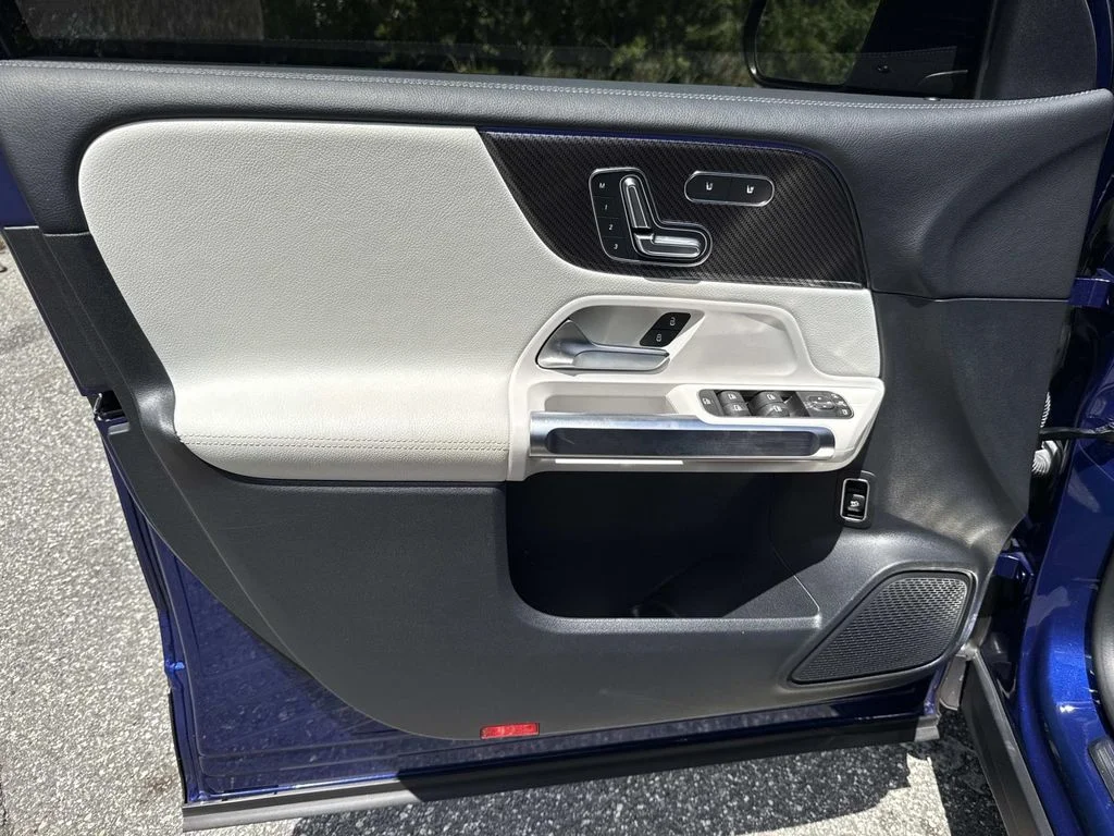 Used 2022  Mercedes-Benz GLB 35 AMG® image 21