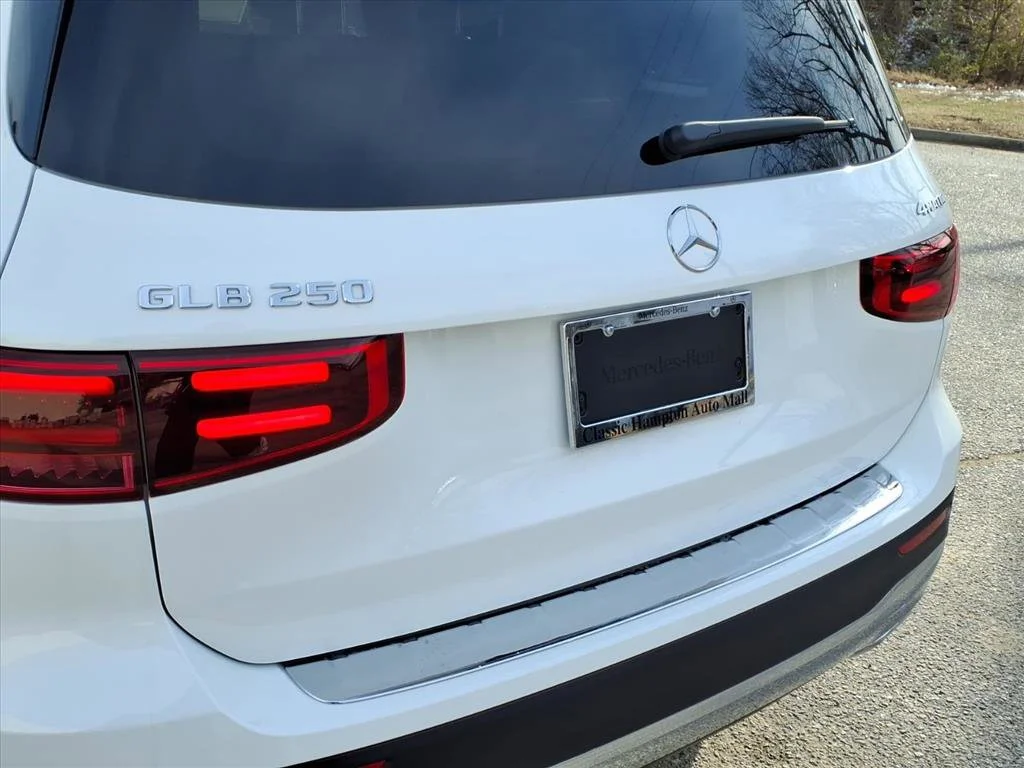 New 2026 Polar White Mercedes-Benz GLB 250 image 37