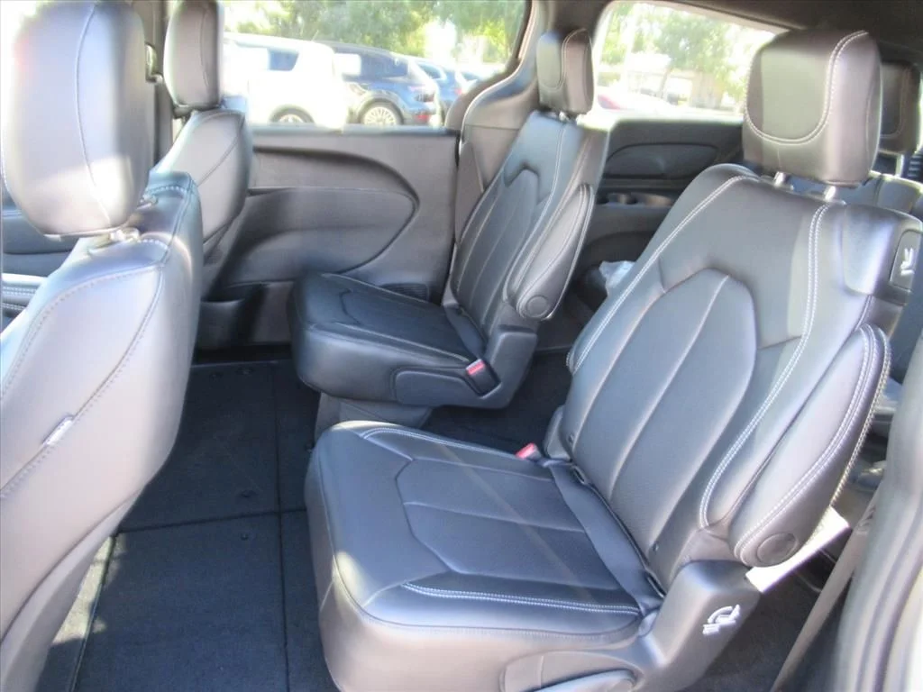 New 2026 Silver Mist Clear-Coat Exterior Paint Chrysler Select image 29
