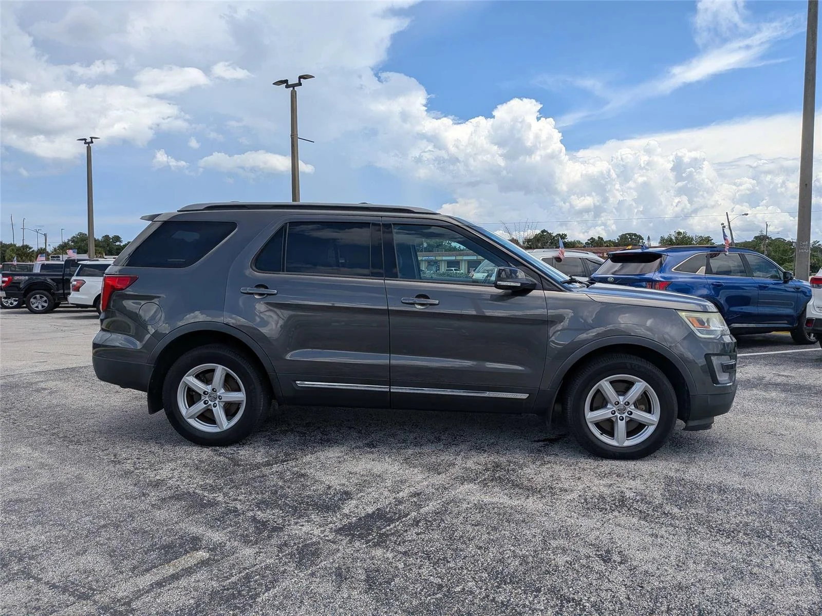 Used 2017  Ford XLT image 2