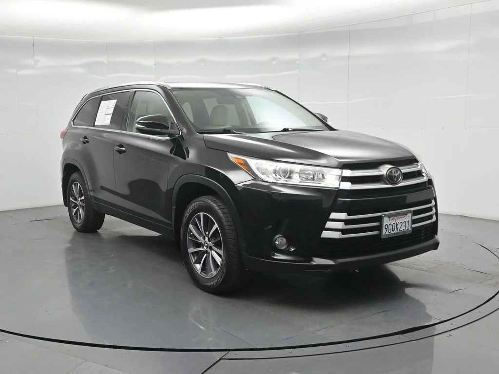 Used 2018 Black Toyota XLE image 48