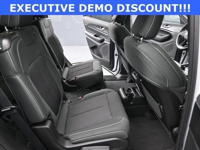 New 2026 Bright White Clear-Coat Exterior Paint Jeep Laredo X image 24