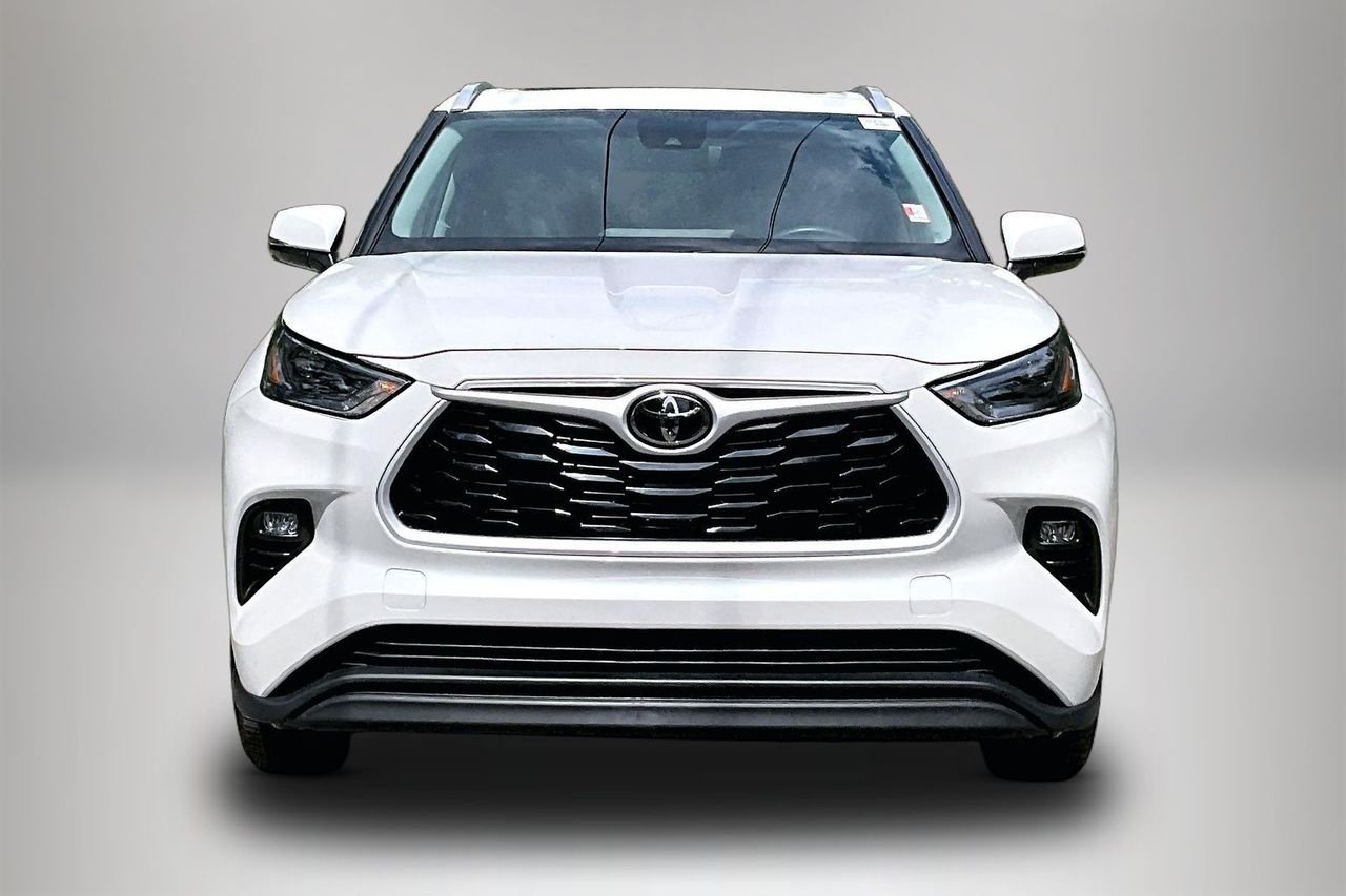 Certified Used 2025 Beige Toyota XLE image 3