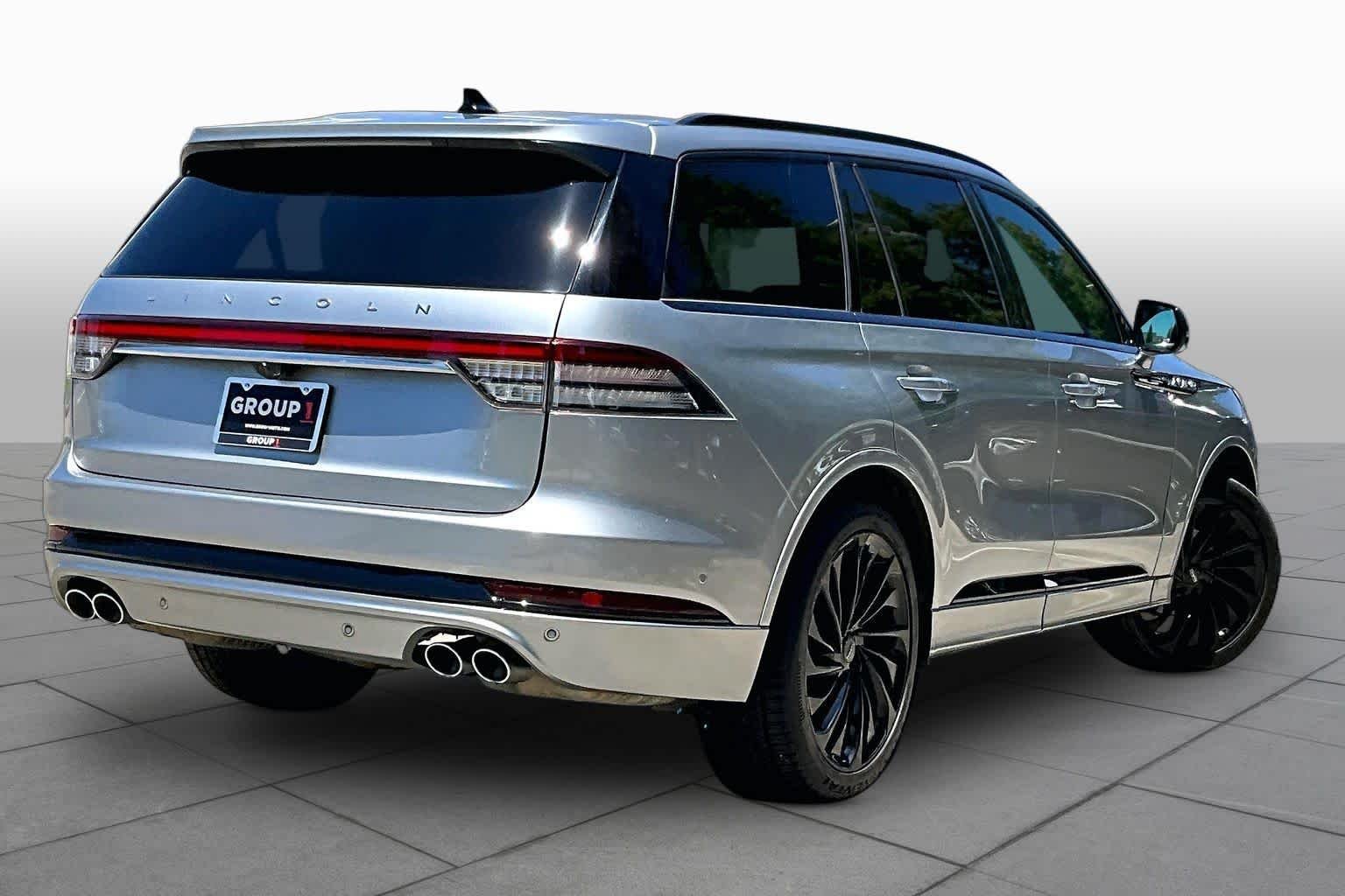Used 2023 Silver Radiance Metallic Clearcoat Lincoln Reserve image 12