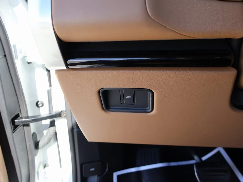 Used 2025 Fuji White Land Rover SE image 33