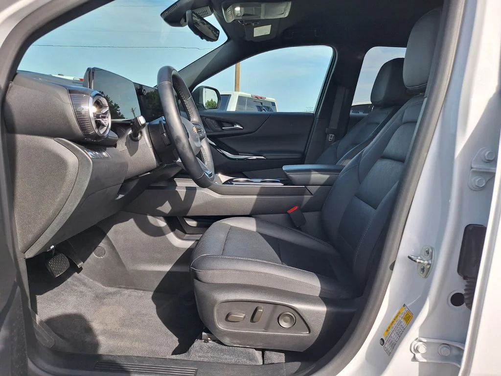 Used 2025 Summit White Chevrolet LT image 11