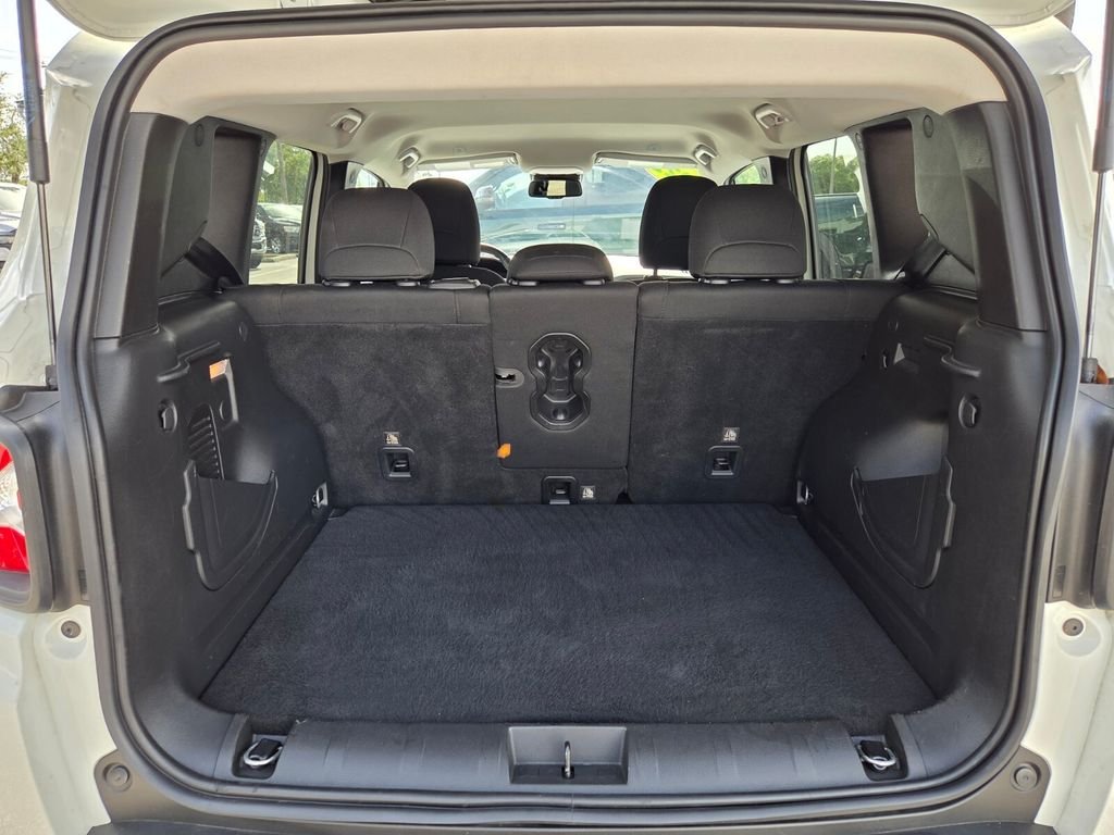 Certified Used 2022 White Jeep Latitude image 9