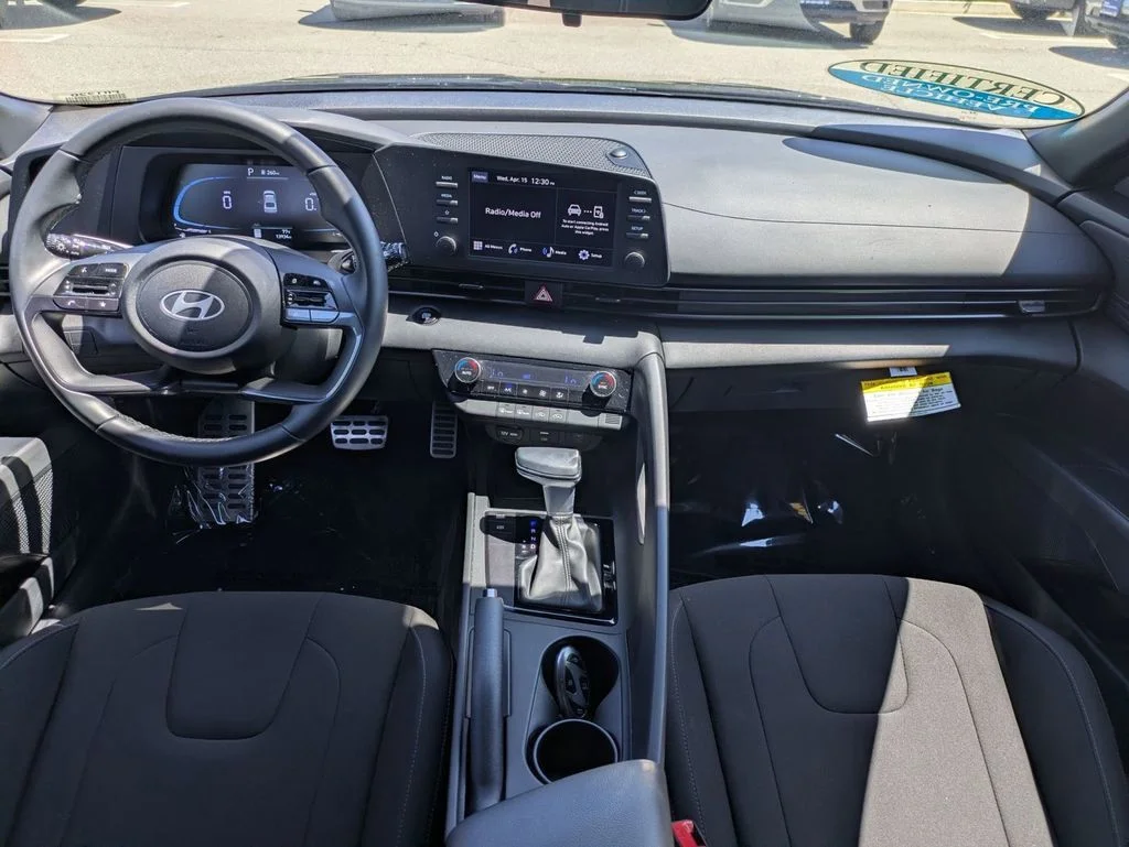 Used 2025 Black Hyundai SEL Sport image 24