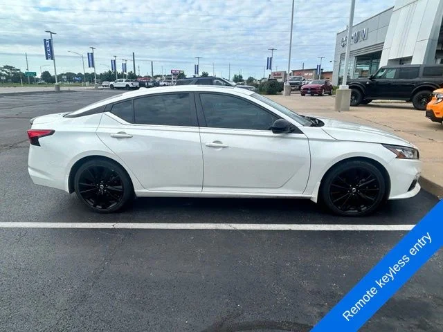 Used 2022 White Nissan 2.5 SR image 4
