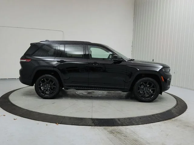 New 2025 Diamond Black Crystal Pearl-Coat Exterior Paint Jeep Limited image 8