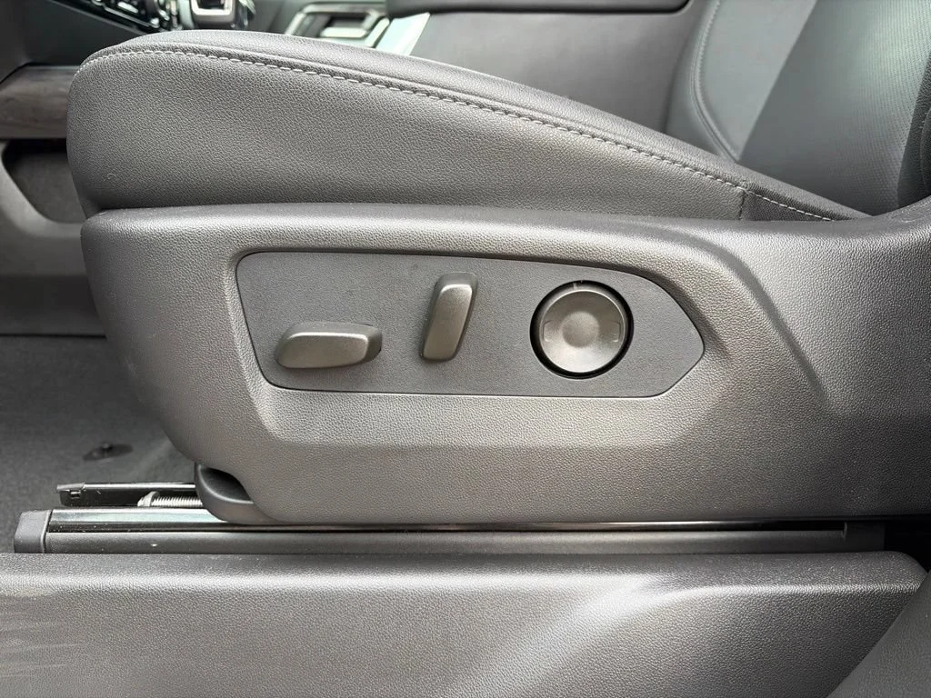 Used 2026 Polar White Tricoat Chevrolet LTZ image 26