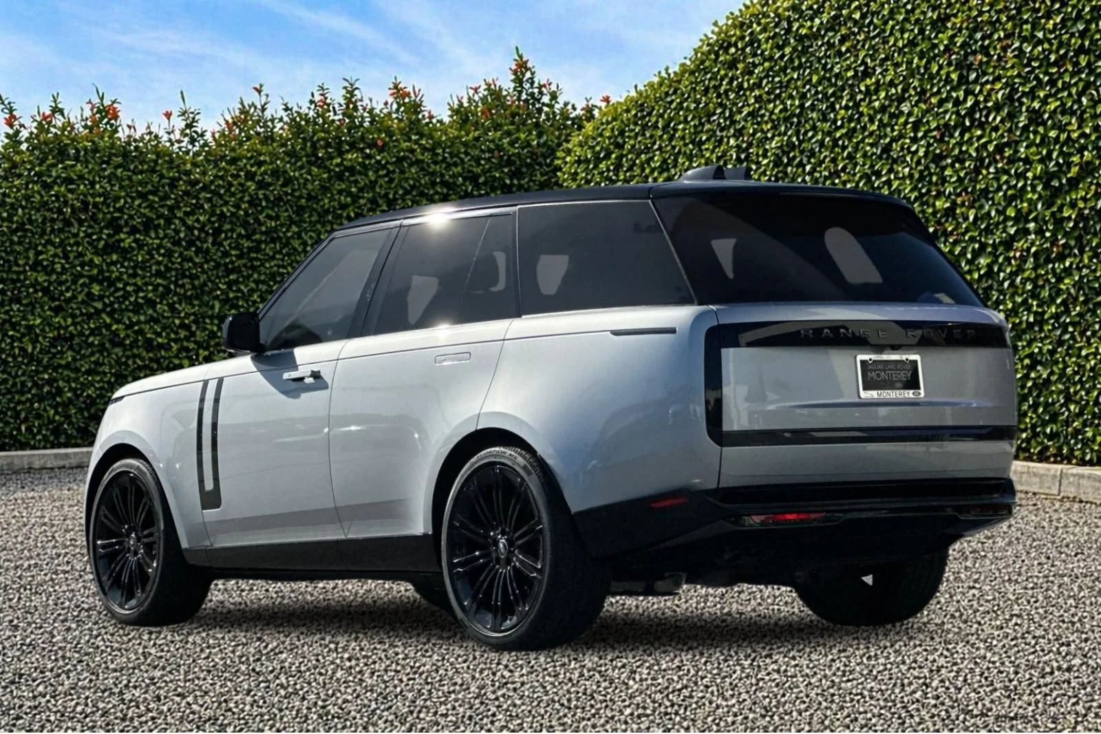 Used 2025  Land Rover SE image 6