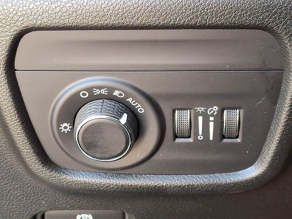 Used 2023 Silver Jeep Altitude X image 24