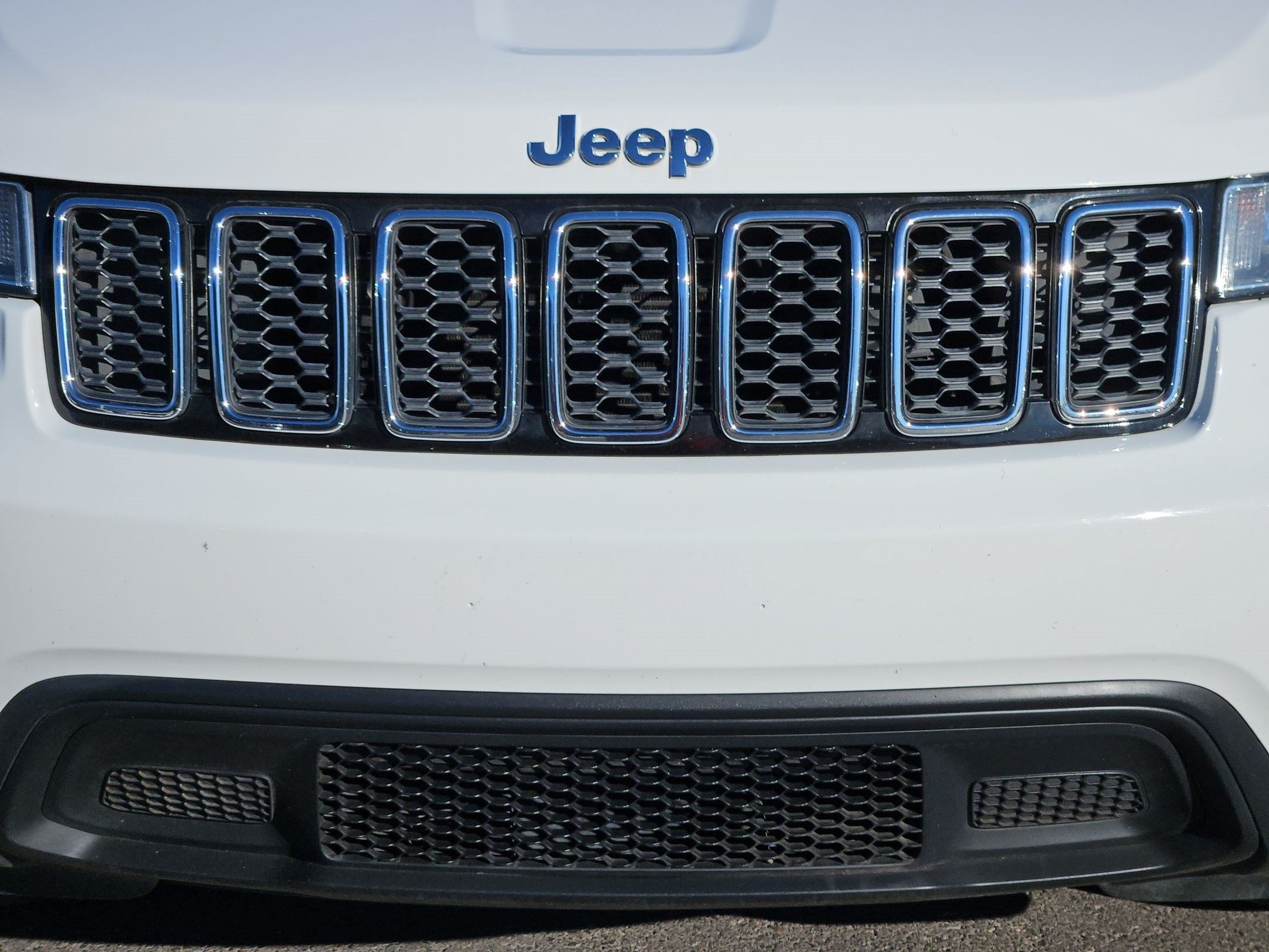 Used 2020 Bright White Clearcoat Jeep Laredo E image 10