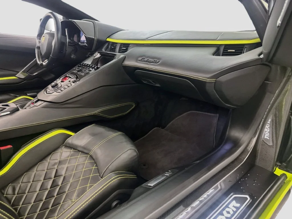Used 2019  Lamborghini Base image 30