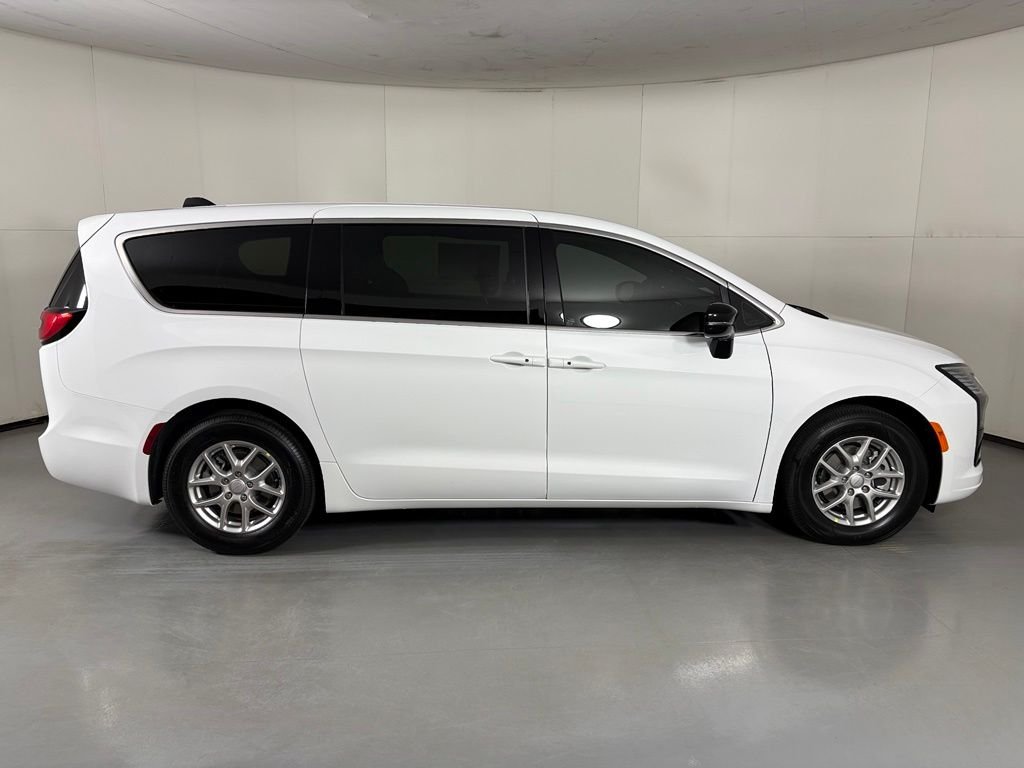 New 2027 Bright White Clear-Coat Exterior Paint Chrysler Select image 9