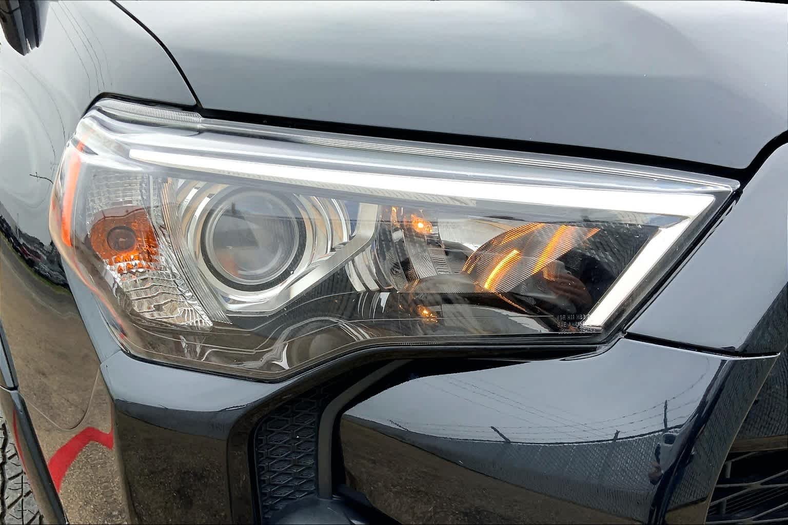 Used 2018 Midnight Black Metallic Toyota SR5 Premium image 26