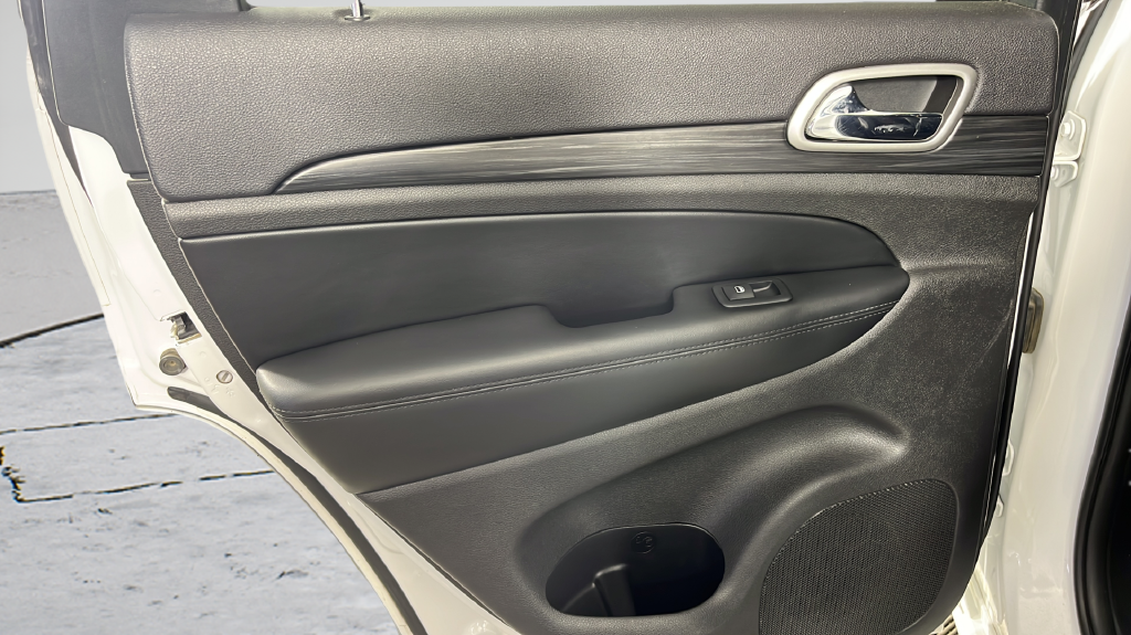 Used 2019 White/off-white Jeep Altitude image 16