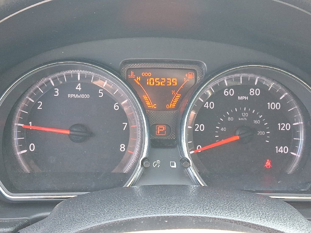 Used 2014 Gray Nissan SV image 22