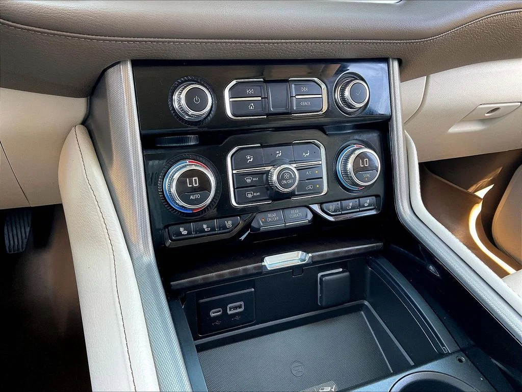 Used 2022 White Frost Tricoat GMC Denali image 26
