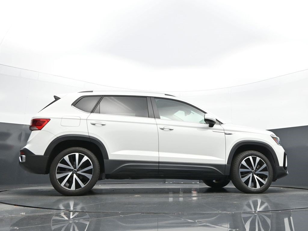 Used 2023 Pure White Volkswagen SE image 25