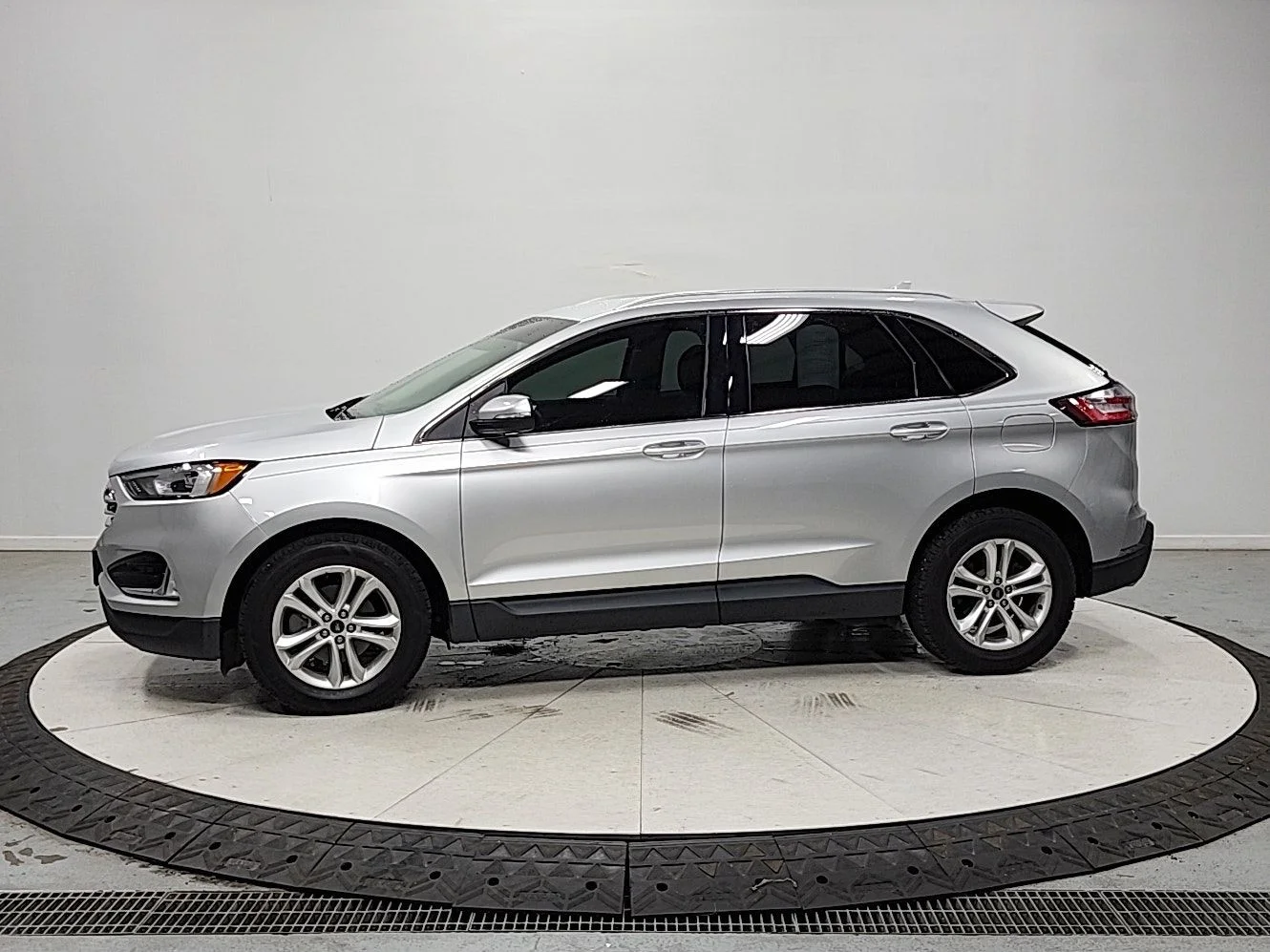 Used 2019 Silver Ford SEL image 4