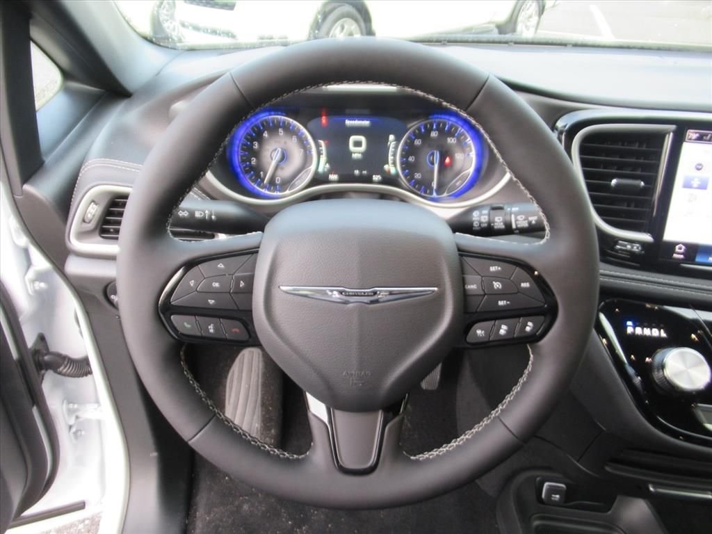 New 2026 Bright White Clear-Coat Exterior Paint Chrysler Select image 17