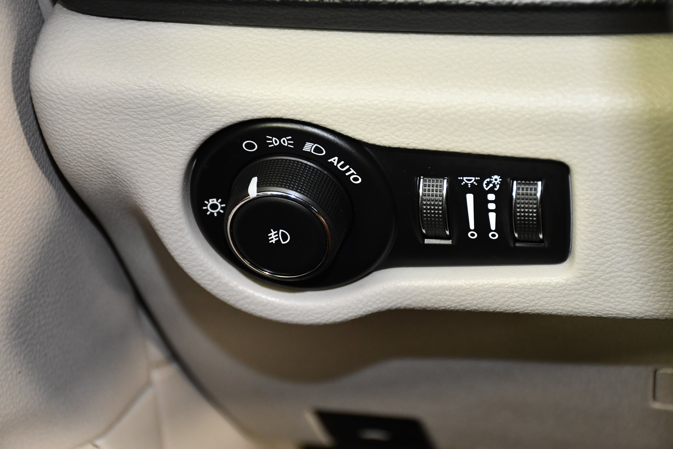 Used 2019 Velvet Red Pearlcoat Chrysler Touring L image 33