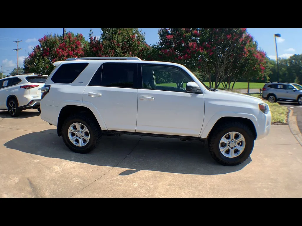 Used 2016 Super White Toyota SR5 image 9