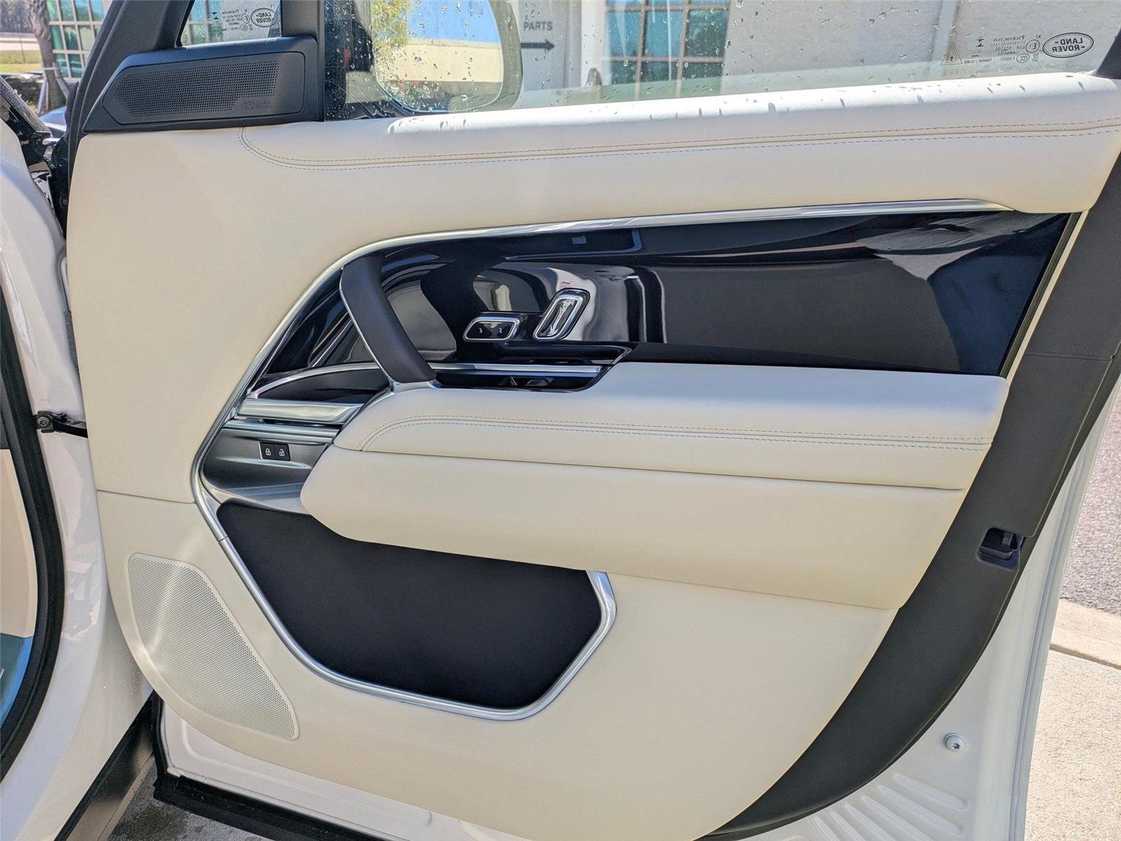 New 2026 Ostuni Pearl White Land Rover SE image 32
