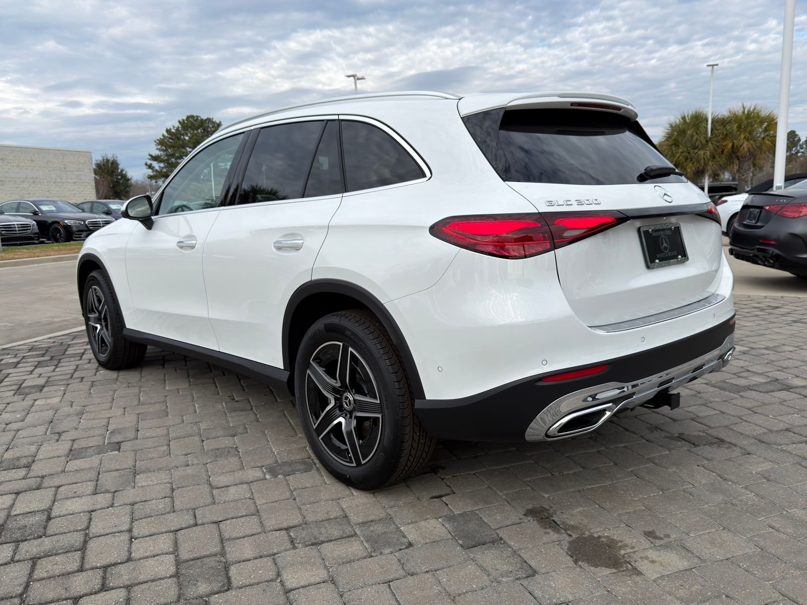 New 2026 MANUFAKTUR Moonlight White Metallic Mercedes-Benz GLC 300 image 11