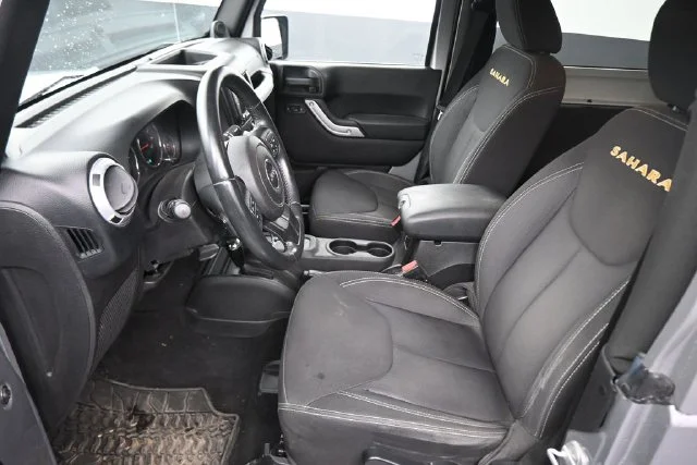 Used 2013 Silver Jeep Sahara image 18
