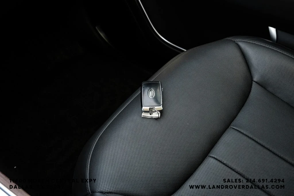 Used 2023 Grey Land Rover SE image 61
