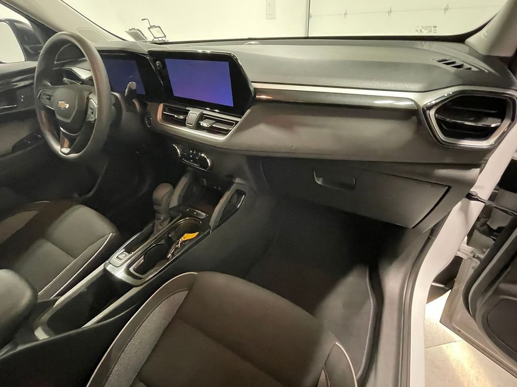 Used 2025 White Chevrolet LS image 25