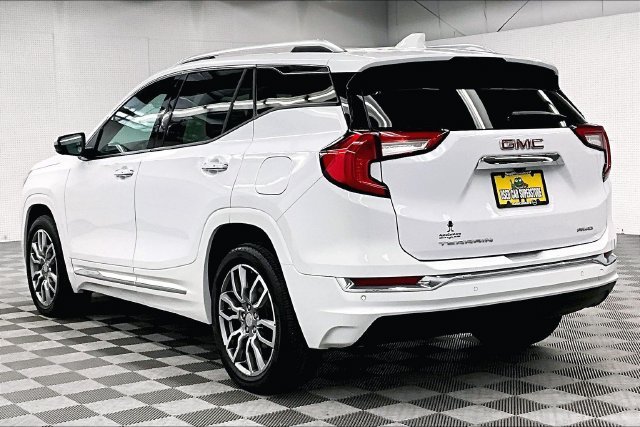 Used 2024 Summit White GMC Denali image 2