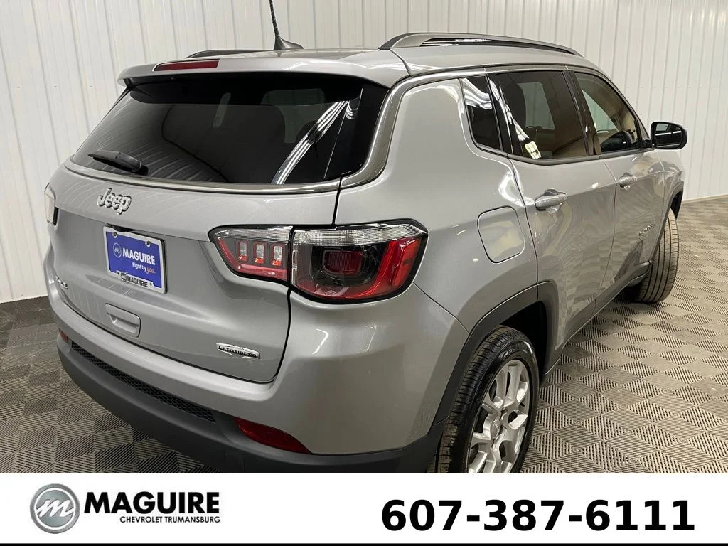 Used 2022 Silver Jeep Latitude Lux image 4