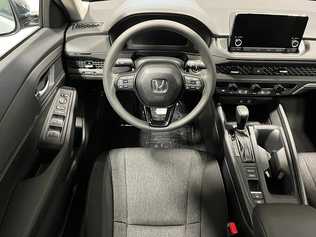 Used 2025  Honda SE image 19