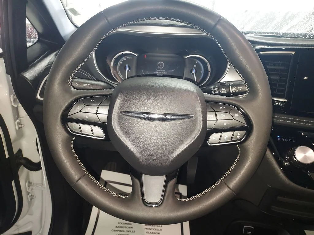 Used 2024 White Chrysler Select image 20