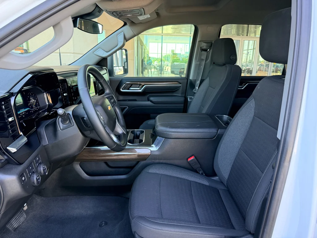 Used 2025 Summit White Chevrolet LT image 11