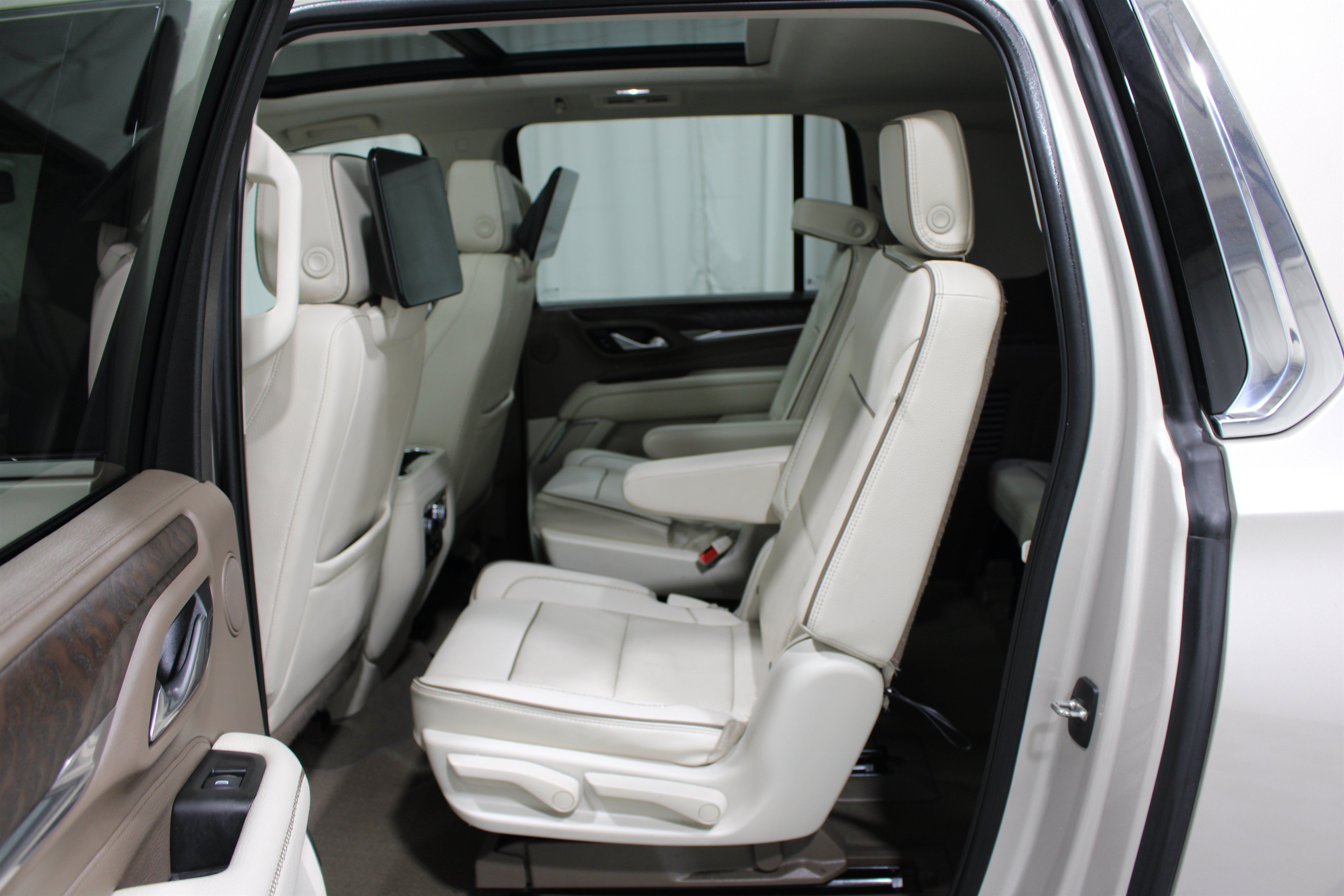 Used 2023 Pearl Beige Metallic GMC Denali image 21