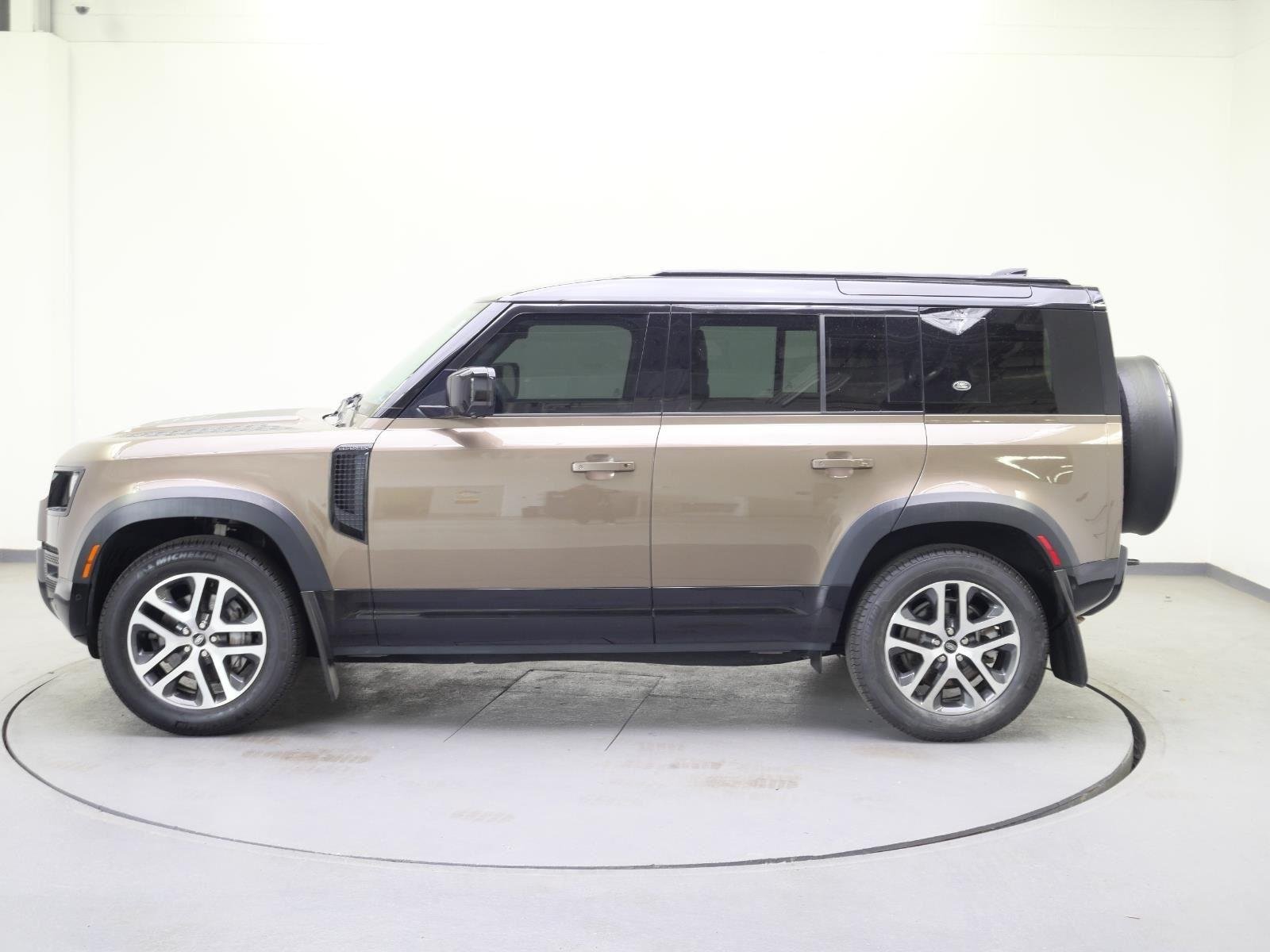 Used 2022 Gondwana Stone Metallic Land Rover X-Dynamic HSE image 14