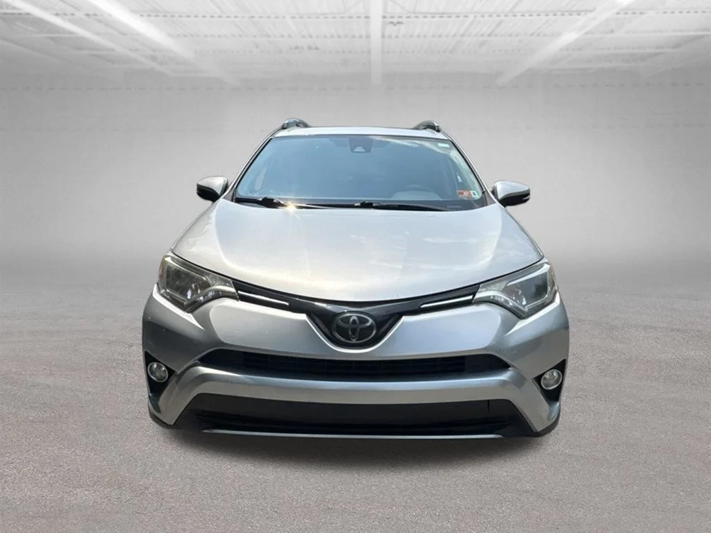 Used 2018 Silver Toyota XLE image 9