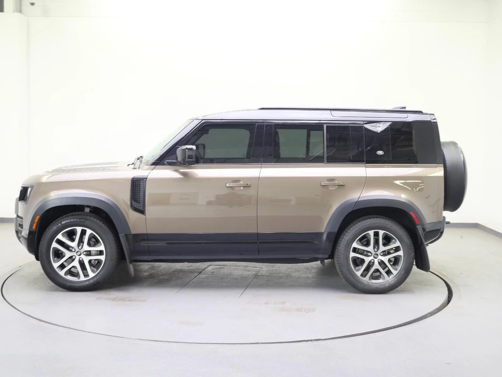 Used 2022 Gondwana Stone Metallic Land Rover X-Dynamic HSE image 15