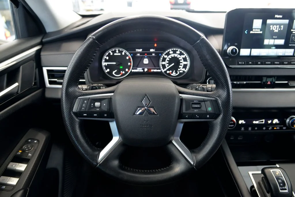 Used 2022  Mitsubishi SE image 19