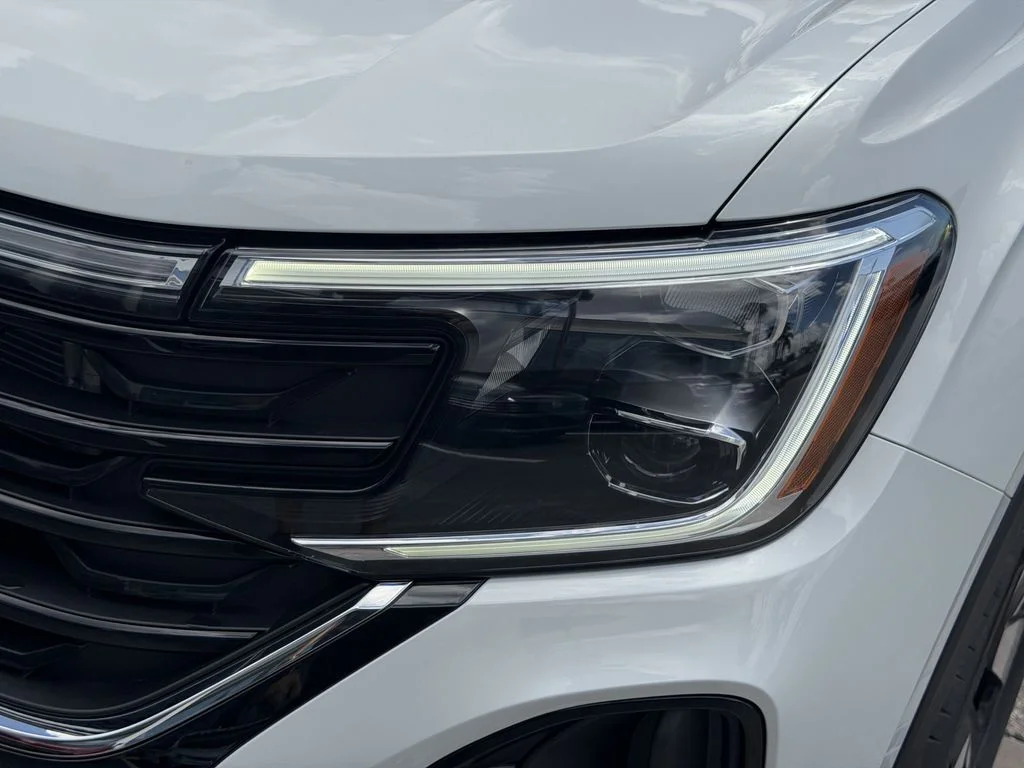New 2026 White/off-white Volkswagen SE w/Technology image 9