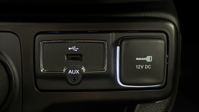 Used 2023 Alpine White Clearcoat Jeep Altitude image 31