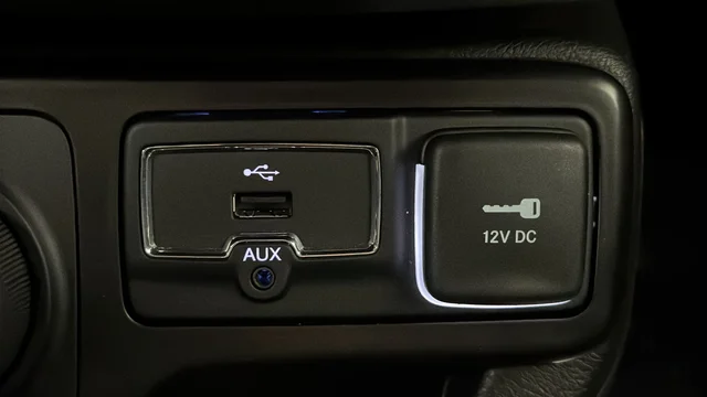 Used 2023 Alpine White Jeep Altitude image 31