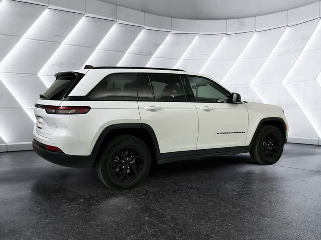 Used 2024 White Jeep Altitude image 4