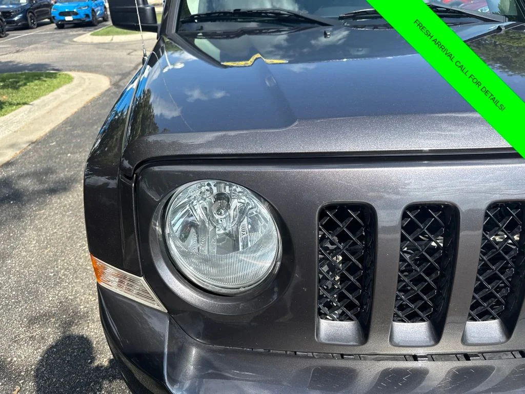 Used 2016 Crystal Metallic Jeep Latitude image 3