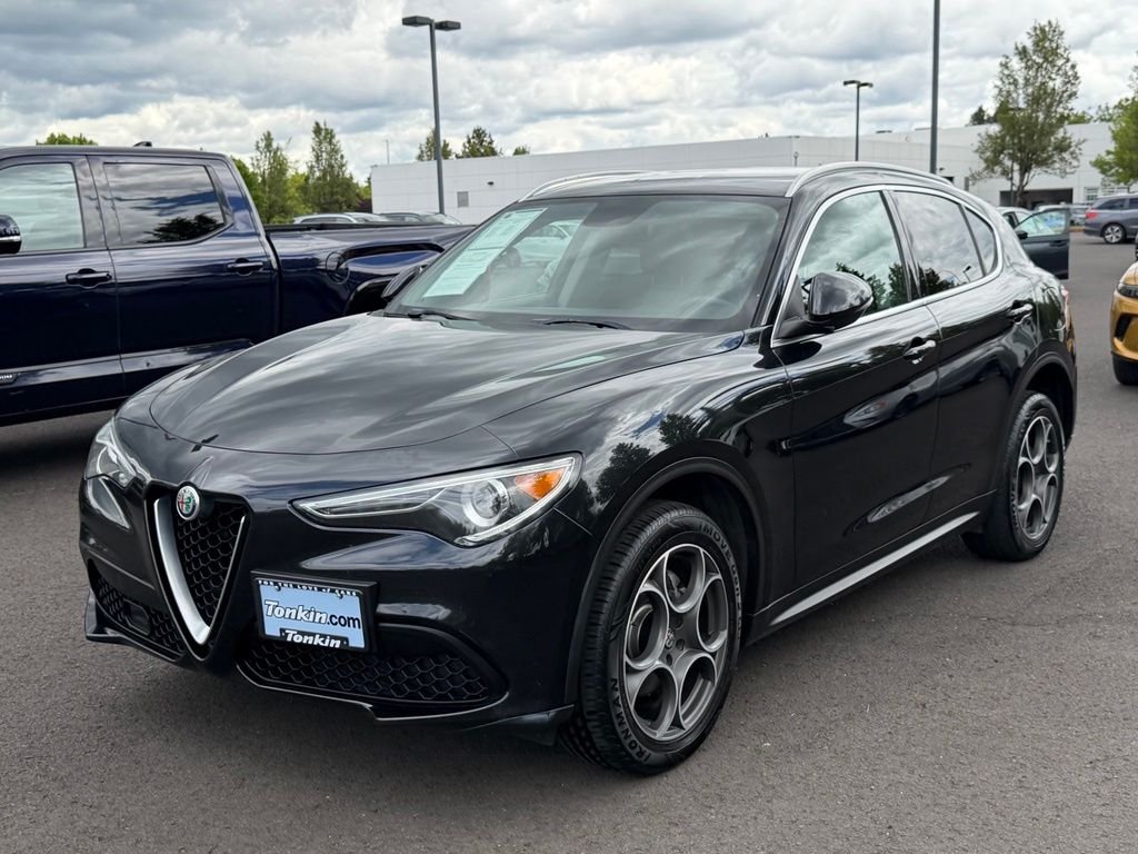 Used 2018 Vulcano Black Metallic Alfa Romeo Base image 4